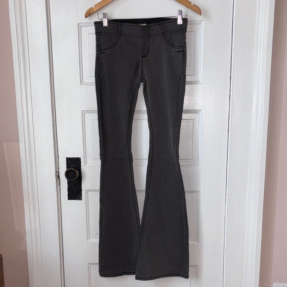 FREE PEOPLE PULL ON FLARE JEANS - Picture 2 of 11